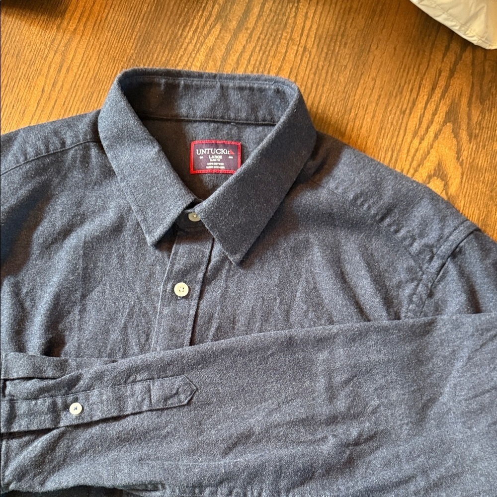 Untuckit Sherwood navy blue 100% cotton men’s button up shirt. Size Large
